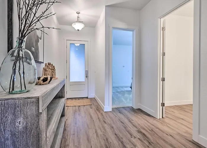 Holiday home Retreat W/ Covered Patio, 3 Mi To Dtwn *