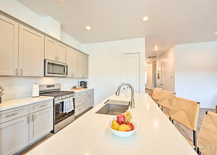 Retreat W/ Covered Patio, 3 Mi To Dtwn Holiday home *