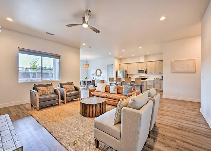 Retreat W/ Covered Patio, 3 Mi To Dtwn Holiday home