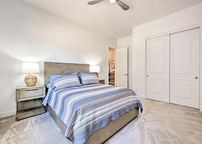 Holiday home Retreat W/ Covered Patio, 3 Mi To Dtwn *