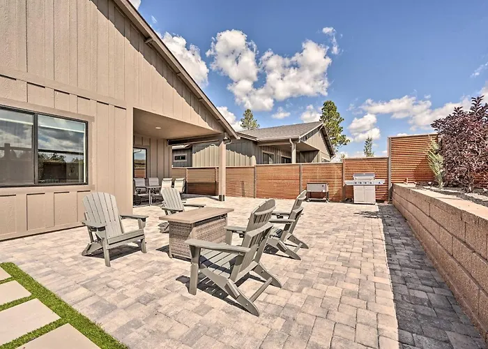 Holiday home Retreat W/ Covered Patio, 3 Mi To Dtwn