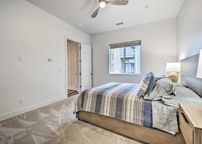 Holiday home Retreat W/ Covered Patio, 3 Mi To Dtwn *