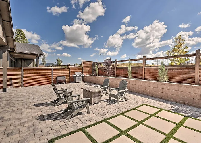 Holiday home Retreat W/ Covered Patio, 3 Mi To Dtwn